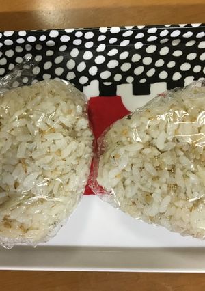 ぎゅっと握らないで！しらすのゆるおにぎり-レシピのメイン写真
