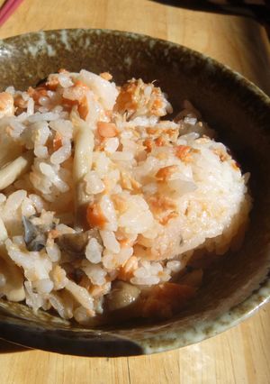 塩鮭とシメジの混ぜ込みご飯-レシピのメイン写真