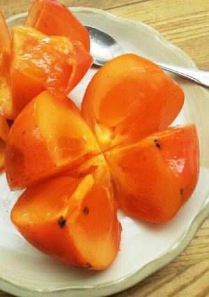熟した柿の食べ方(๑^^๑)-レシピのメイン写真
