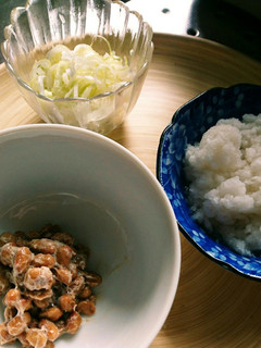 簡単、昼食。薬味いろいろ♪納豆うどん-レシピのメイン写真