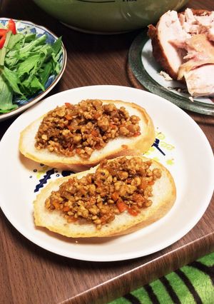 バゲットにぴったり！カレー風味の鶏ミンチ-レシピのメイン写真
