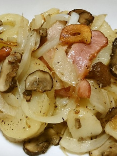 じゃがいもとベーコンのにんにく黒胡椒炒め-レシピのメイン写真