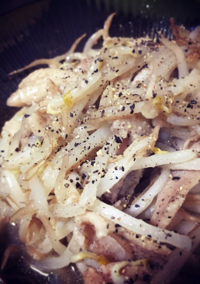 かんたん♡節約♡鶏皮ともやしの炒めもの-レシピのメイン写真