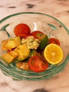 〃アボカドとトマトのわさび醤油和え-レシピのメイン写真