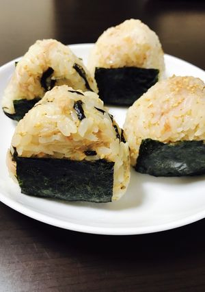塩昆布とツナのおにぎり＆梅おかかおにぎり-レシピのメイン写真