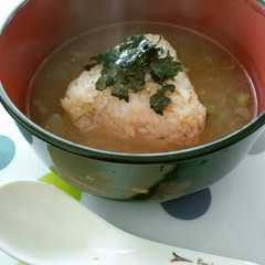 รูปของ 焼きおにぎりダシダ茶漬け風♪
