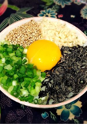 簡単♪ 塩昆布&薬味のっけ卵かけごはん-レシピのメイン写真