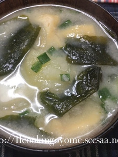 いいお出汁☆じゃがいもとわかめのお味噌汁-レシピのメイン写真