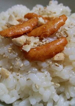 ごま香る*魚の煮汁混ぜご飯☆柿ピーのっけ-レシピのメイン写真