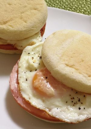 昔から大好きな食べ方♡ハムエッグマフィン-レシピのメイン写真