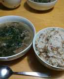 ミンチごはんと牛肉とほうれん草のスープ