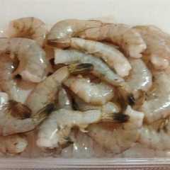 รูปของ 魚屋流♪冷凍殻付き海老の下処理。