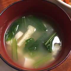 รูปของ 小松菜、豆腐、お揚げの味噌汁