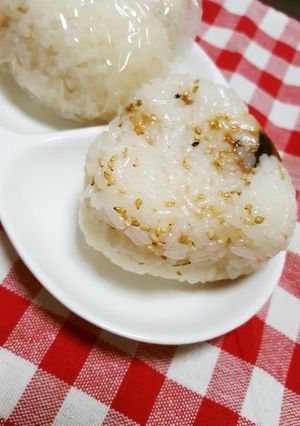 ごま油薫る～梅ごまおにぎり♪-レシピのメイン写真