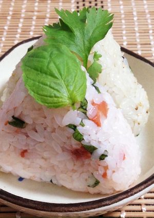 パクチーおにぎりvs梅バジルおにぎり-レシピのメイン写真