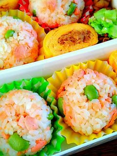 鮭フレークと枝豆のカラフルおむすび♥-レシピのメイン写真