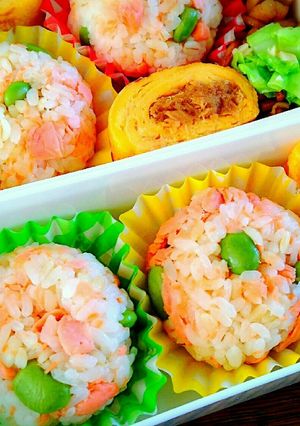 鮭フレークと枝豆のカラフルおむすび♥-レシピのメイン写真