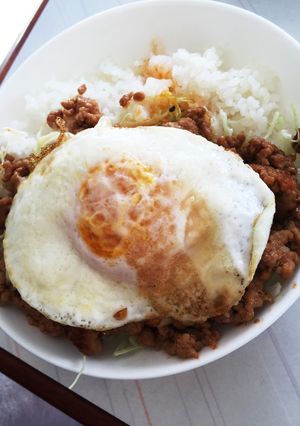 ずぼらママの1人飯☆豚ひき肉のロコモコ丼-レシピのメイン写真