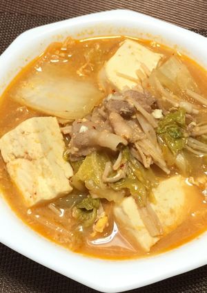 簡単!キムチ鍋(卵と豆板醤入り)-レシピのメイン写真