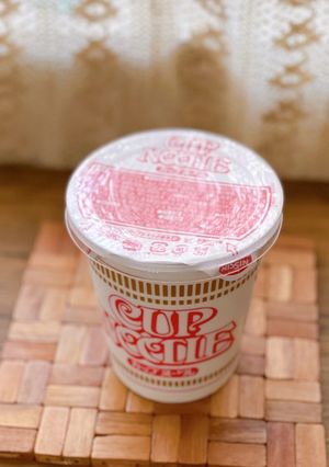 カップ麺にフタをする。-レシピのメイン写真
