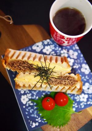 2色丼？！卵と肉そぼろの和風パニーニ！-レシピのメイン写真