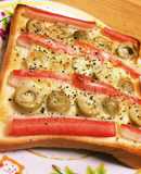 オリーブの実とカニカマで☆チーズトースト