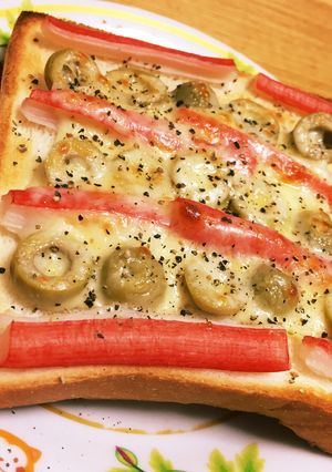 オリーブの実とカニカマで☆チーズトースト-レシピのメイン写真