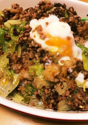 ひき肉とレタス丼(レンジで温泉たまご付)-レシピのメイン写真