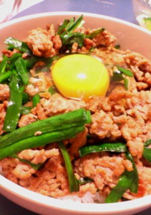 ニラとひき肉スタミナ丼-レシピのメイン写真