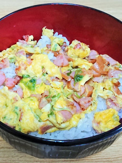 【簡単】ウインナー・ネギ・卵で朝丼!-レシピのメイン写真