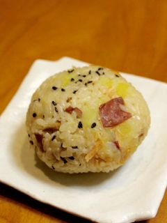さつまいもと鮭の炊き込み御飯おにぎり-レシピのメイン写真