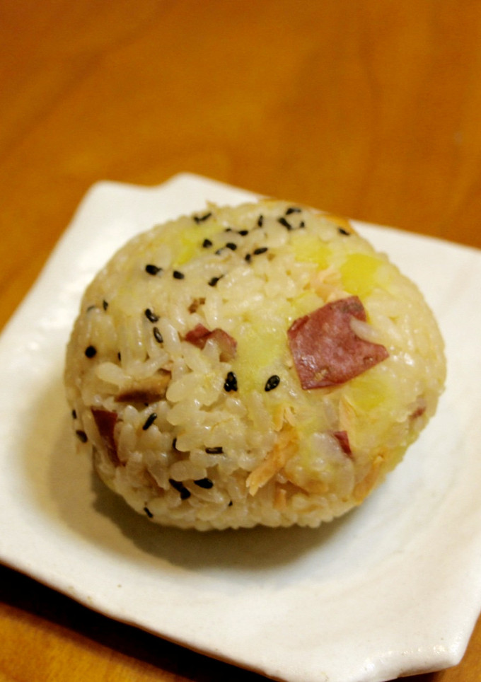 さつまいもと鮭の炊き込み御飯おにぎり-レシピのメイン写真