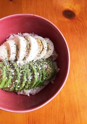 お手軽ランチ＊ゆで卵とアボカドの丼-レシピのメイン写真