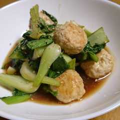 A picture of チンゲン菜と鶏団子の野菜炒め.