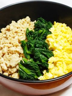 ふっくら3色とりそぼろ丼(二人分)-レシピのメイン写真