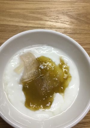 梅ジャムとアロエをのせたヨーグルト-レシピのメイン写真