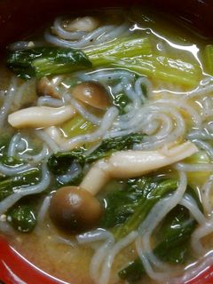 朝食にも!小松菜としめじと白滝のお味噌汁-レシピのメイン写真