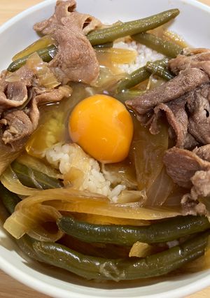 簡単🩷玉ねぎとインゲンの✨汁だくの豚丼🐷-レシピのメイン写真