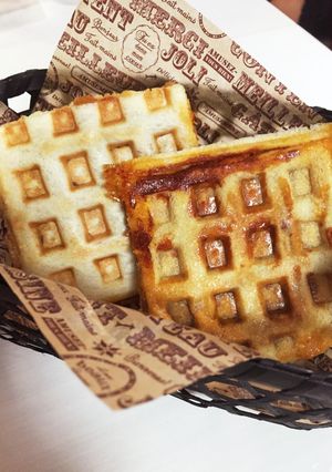 ワッフルメーカーでハンバーグホットサンド-レシピのメイン写真
