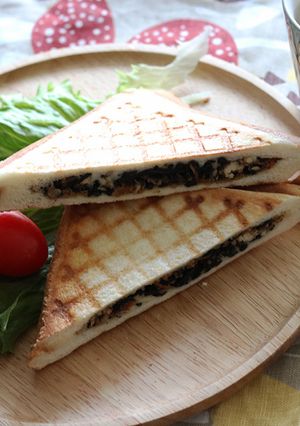 鶏そぼろひじきとチーズのホットサンド-レシピのメイン写真