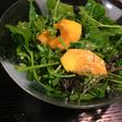 グリーンリーフと柿のサラダ