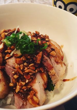 甘辛ピーナッツソースのローストポーク丼-レシピのメイン写真