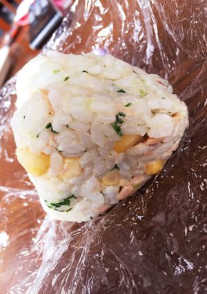 子供に！葉野菜のツナマヨコーンおにぎり-レシピのメイン写真