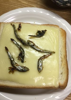 ごまめをのせたチーズトースト-レシピのメイン写真