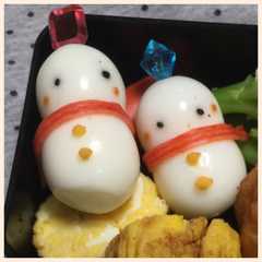 รูปของ 簡単！お弁当おかず うずら卵で雪だるま♡