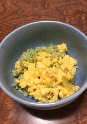 スクランブルエッグのせバジルご飯-レシピのメイン写真
