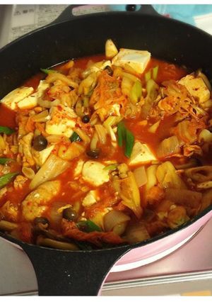 簡単 本場の韓国家庭料理の味キムチチゲ鍋-レシピのメイン写真