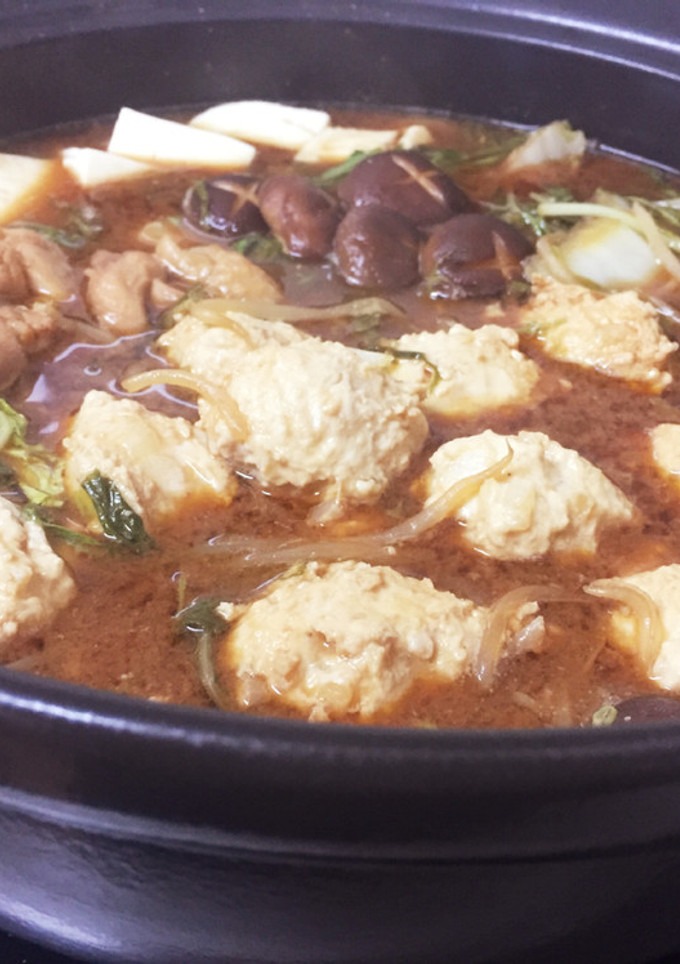 鶏団子赤みそ鍋 〜鍋の素を使って〜-レシピのメイン写真