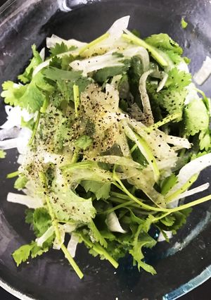たっぷりパクチーとタマネギのサラダ-レシピのメイン写真
