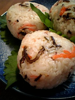 塩昆布とカニカマのワサ酢おにぎり-レシピのメイン写真